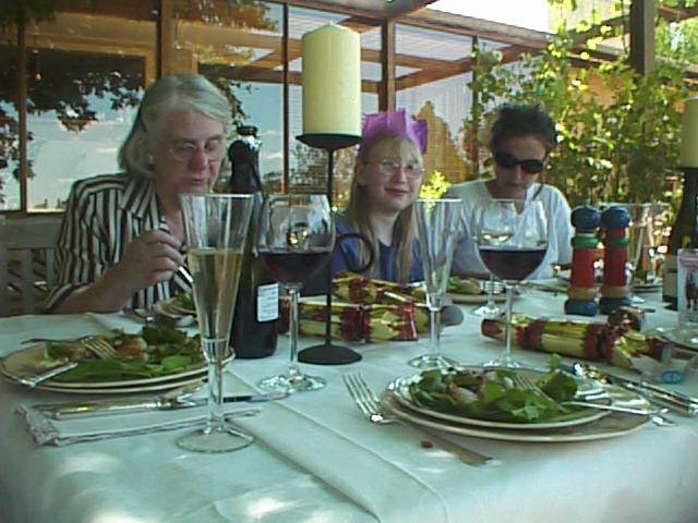 album008.jpg 
640 x 480 JPEG-compressed image 
(75,226 bytes)