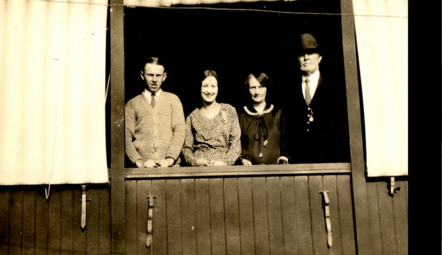album292.jpg 
640 x 369 JPEG-compressed image 
(49,514 bytes)