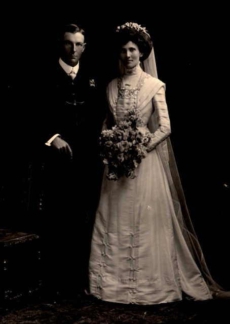 album294.jpg 
454 x 640 JPEG-compressed image 
(40,117 bytes)