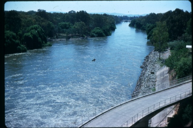 album410.jpg 
640 x 426 JPEG-compressed image 
(75,312 bytes)