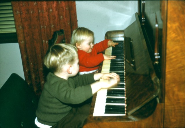 album454.jpg 
640 x 443 JPEG-compressed image 
(58,964 bytes)
