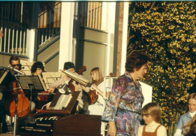 album542.jpg 
640 x 444 JPEG-compressed image 
(87,480 bytes)