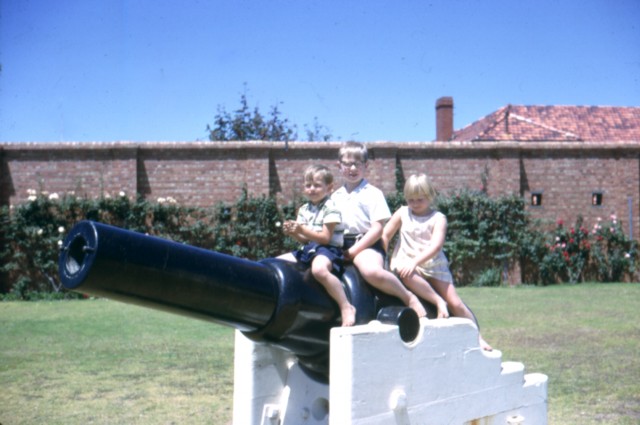 album899.jpg 
640 x 425 JPEG-compressed image 
(62,375 bytes)
