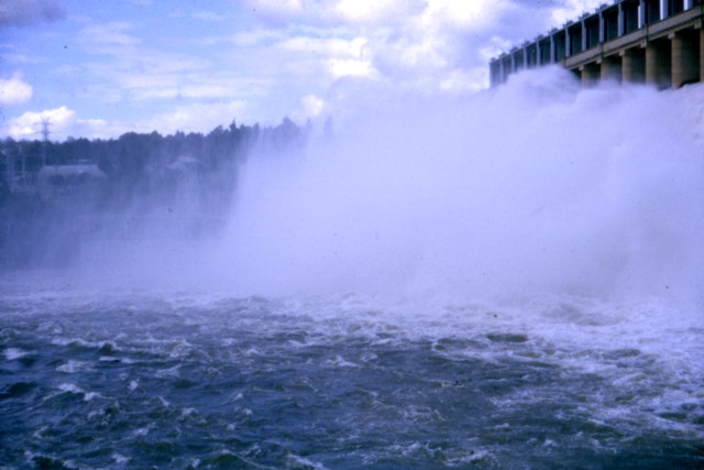 album926.jpg 
640 x 427 JPEG-compressed image 
(52,578 bytes)