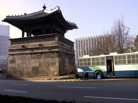 website03.jpg 
450 x 337 JPEG-compressed image 
(33,966 bytes)